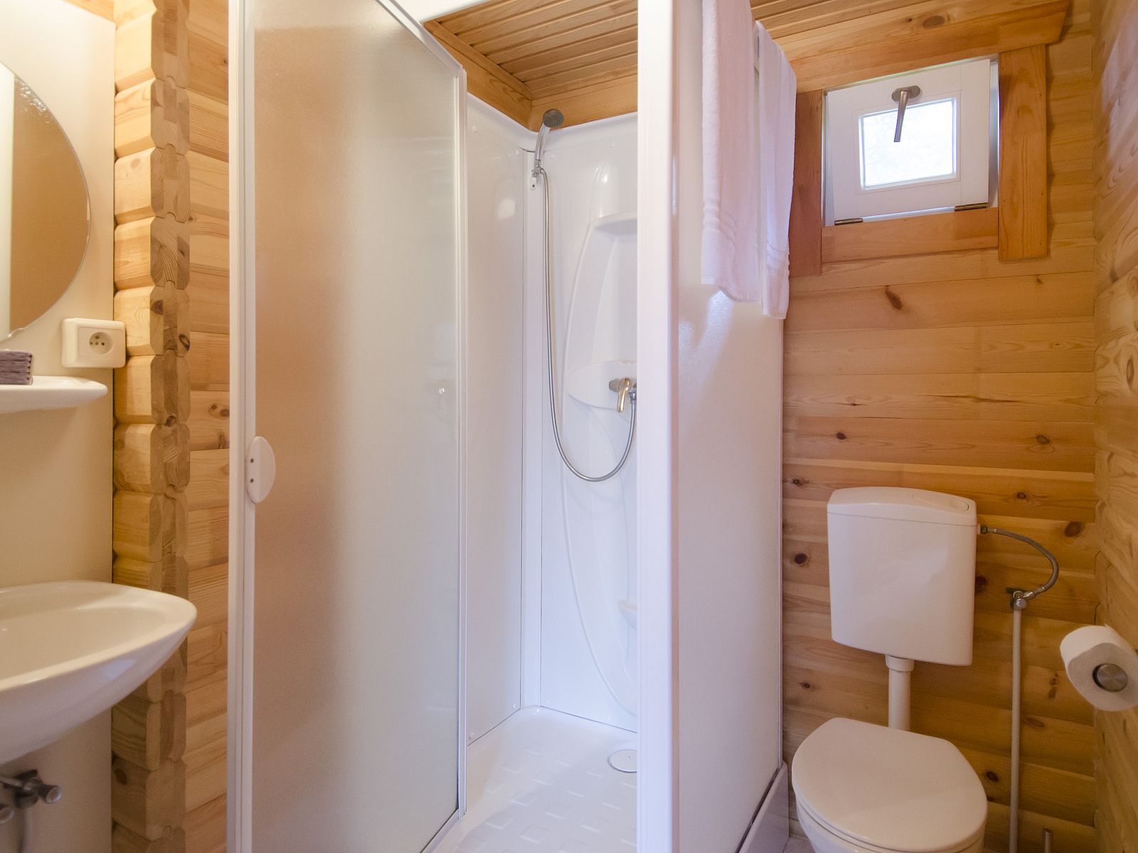 Badkamer van Mooi Zutendaal 4-persoons chalet 4B1 in Zutendaal, Limburg, Belgie met moderne douche en houten interieur.