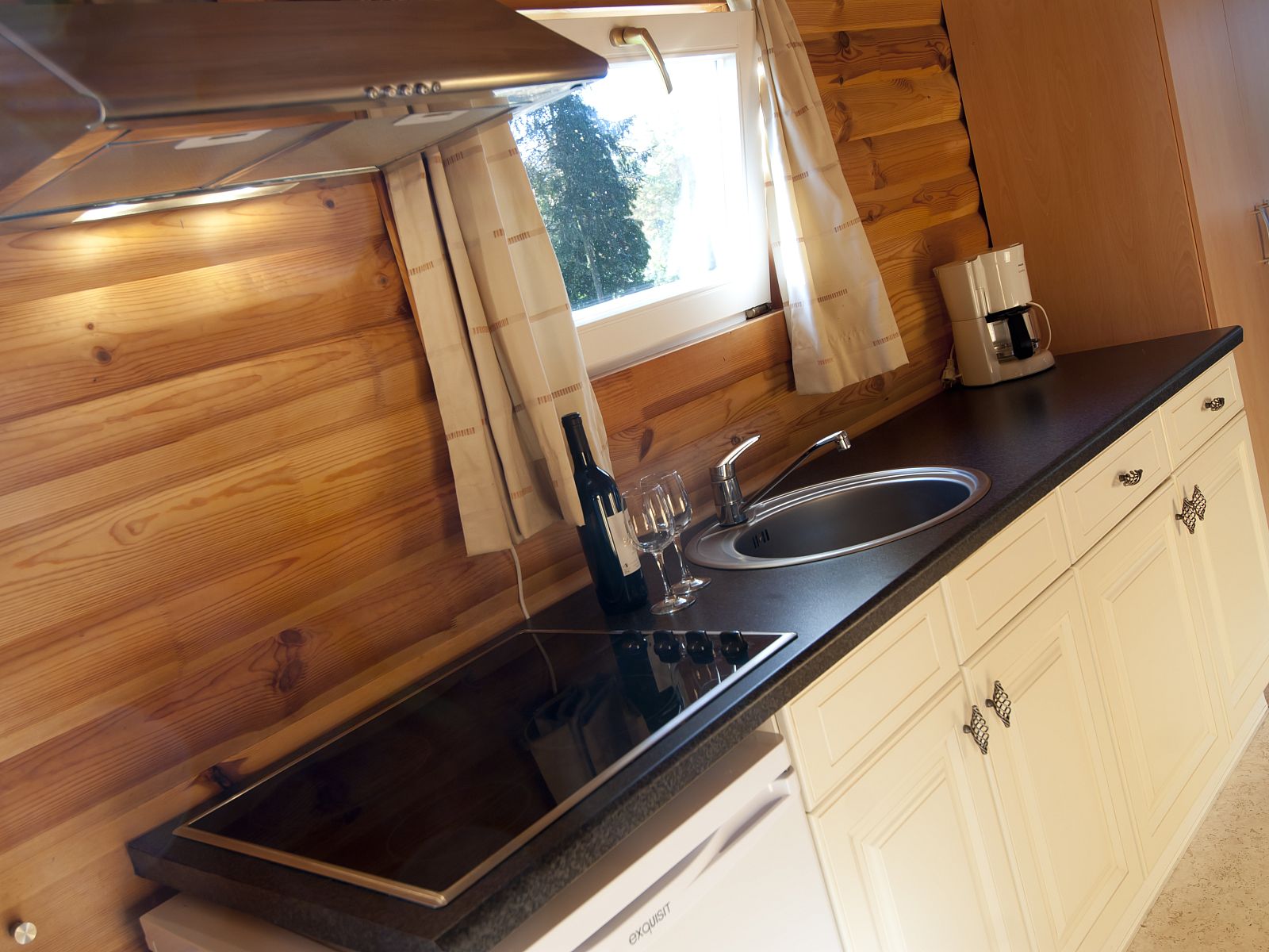 Gezellige keuken in Mooi Zutendaal 4-persoons chalet, Limburg, Belgie met moderne voorzieningen en houten afwerking.