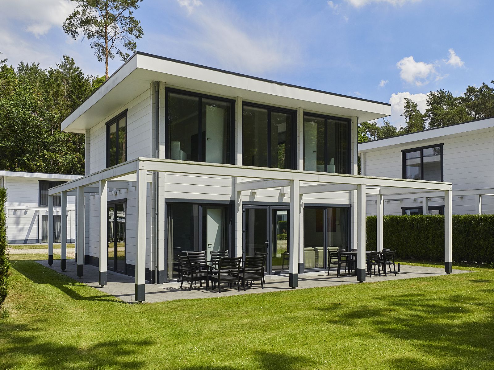 Moderne 6-persoons villa Mooi Zutendaal in Limburg, Belgie, met ruime veranda en groene omgeving voor een ontspannen vakantie.