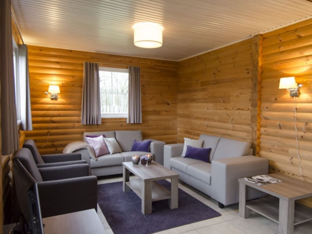 Gezellige woonkamer in Mooi Zutendaal bungalow, Limburg, Belgie. Comfortabel vakantiehuis met houten interieur voor zes personen.