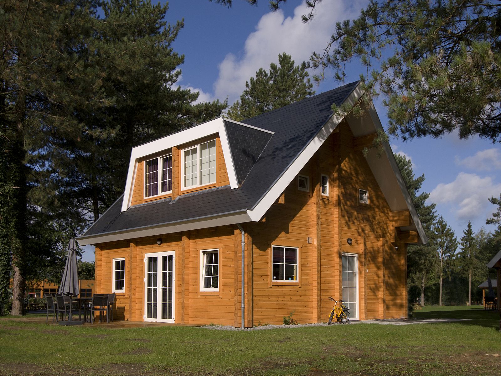 Mooi Zutendaal 6-persoons bungalow in Limburg, Belgie, omringd door natuur met zonnig terras en rustieke uitstraling.