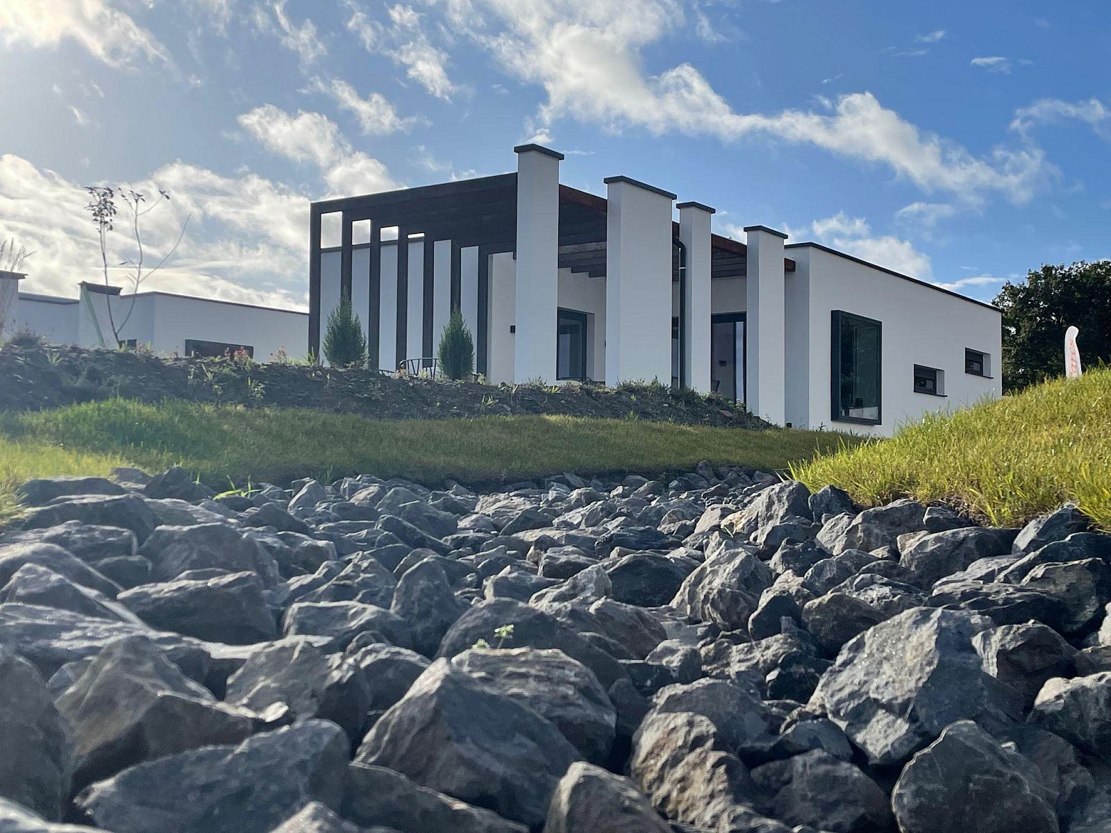 Pietersheim Cottage 6 in Zutendaal, Limburg, Belgie biedt een modern vakantiehuis met een prachtig terras en natuurlijke omgeving.