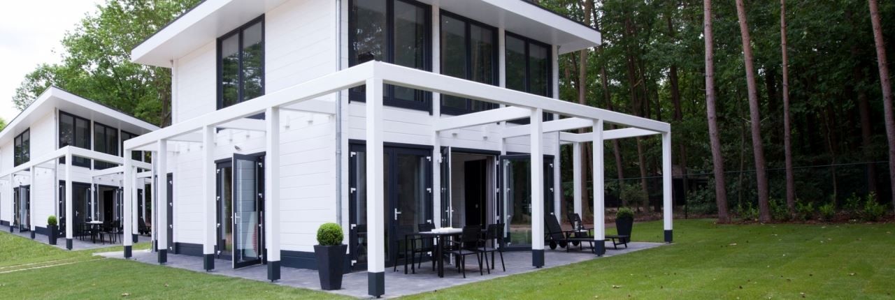 Geniet van de moderne veranda van Mooi Zutendaal's 4-persoons wellnessvilla in Limburg, Belgie, omgeven door serene natuur.