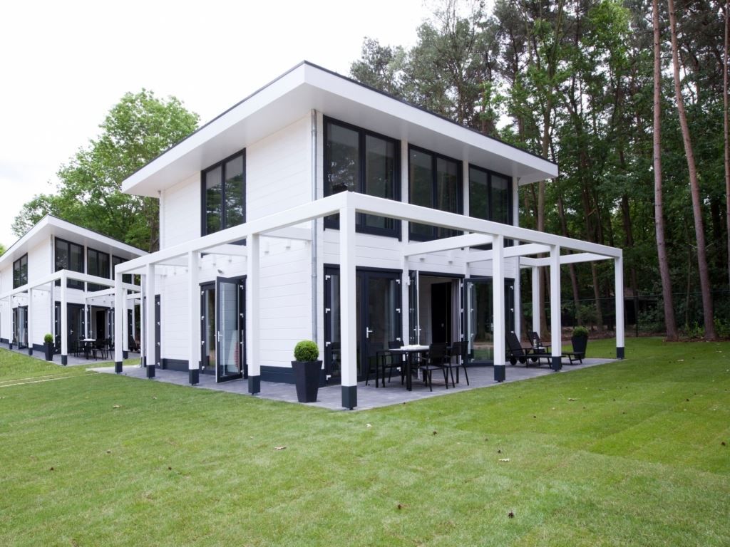 Mooi Zutendaal 4-persoons wellnessvilla in Limburg, Belgie, met modern terras en groene omgeving voor een ontspannen vakantie.