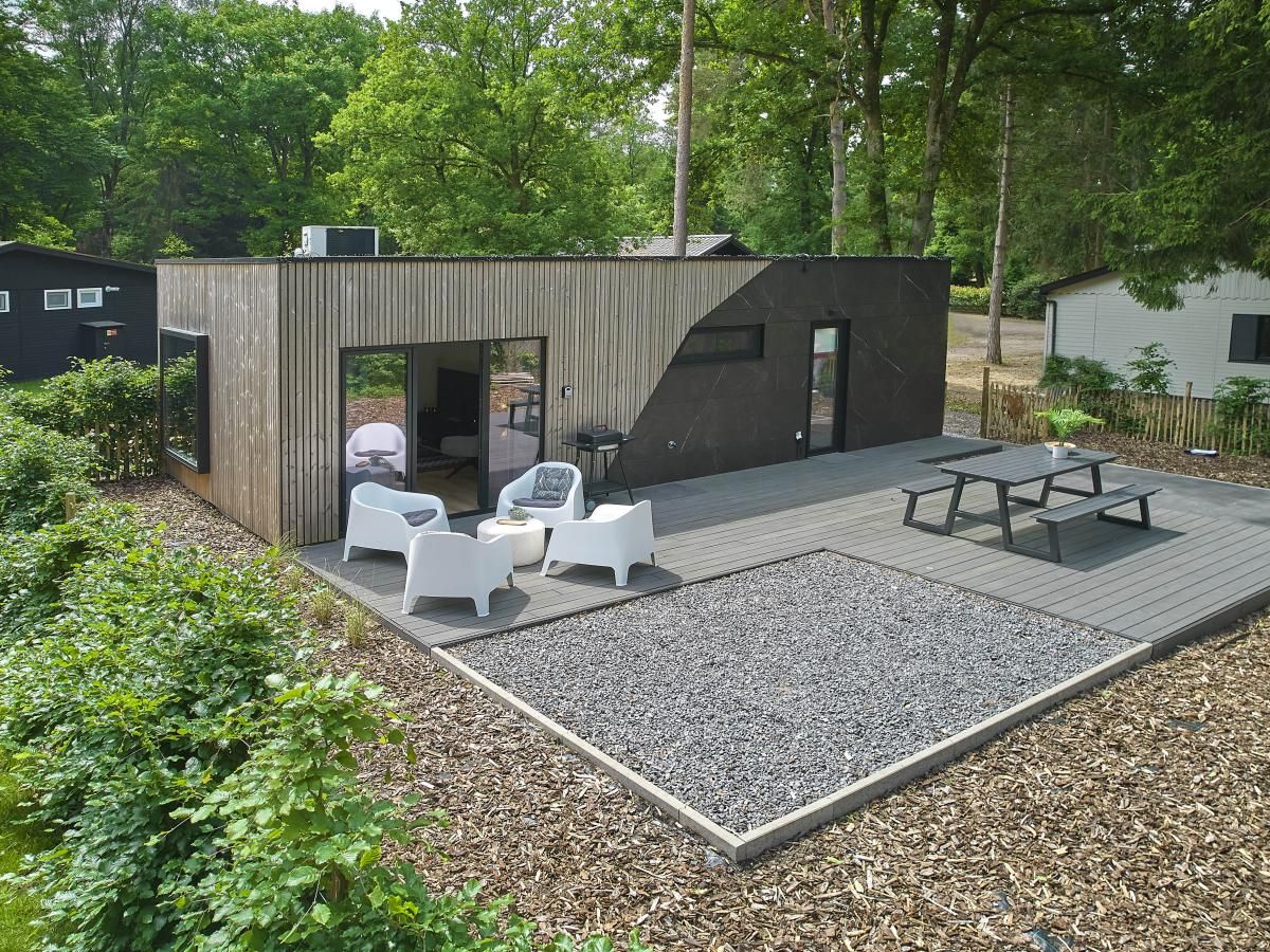 De Eekhoorn vakantiehuis in Zutendaal, Limburg met modern terras omringd door groene natuur.