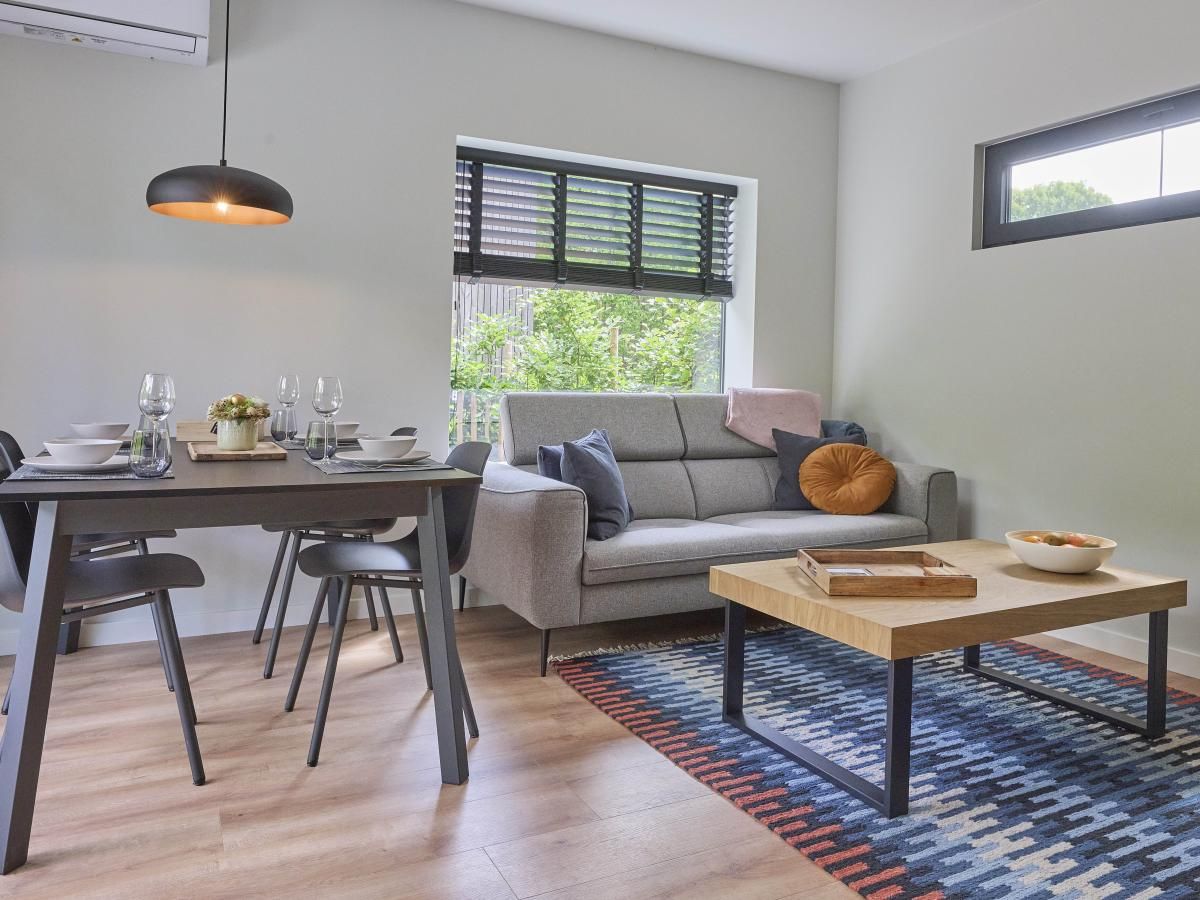 Ruime eet- en woonkamer in De Eekhoorn vakantiehuis, Zutendaal, ideaal voor ontspannen dineren.