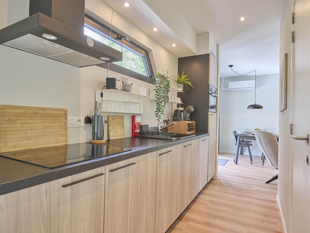 Stijlvolle keuken in De Eekhoorn vakantiehuis, Zutendaal, met moderne apparatuur en veel lichtinval.