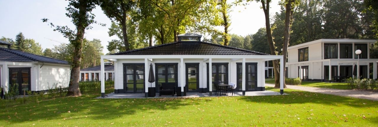 Mooi Zutendaal 4-persoons villa in Limburg, Belgie met ruime veranda en groene omgeving voor een ontspannen vakantie.
