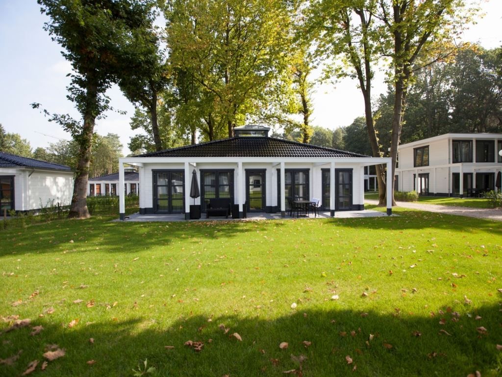 Mooi Zutendaal 4-persoons villa 4CE in Limburg, Belgie, omgeven door groene natuur en rustieke charme.