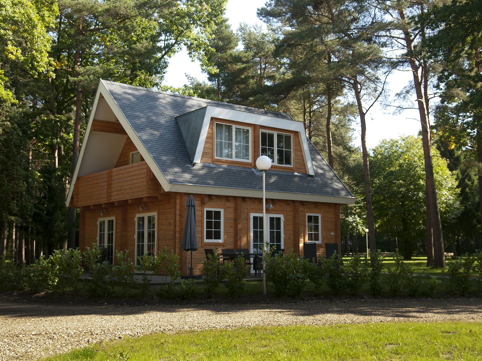 Charmante 4-persoons bungalow Mooi Zutendaal in het groene Limburg, Belgie, biedt een serene verblijfservaring te midden van de natuur.