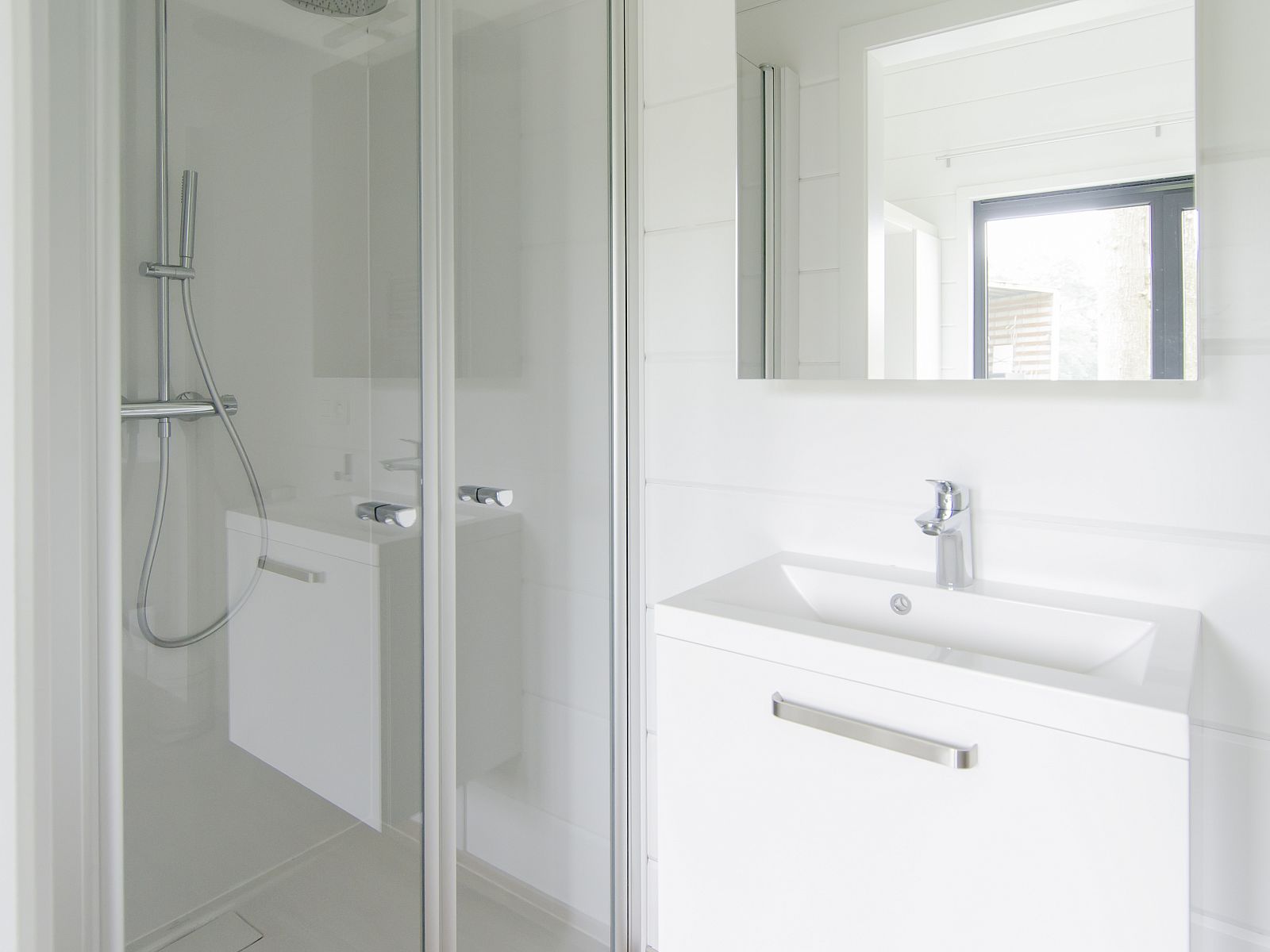 Moderne badkamer in Mooi Zutendaal 10-persoons villa, vakantiehuis in het groene Limburg, Belgie, met luxe douche en wastafel.