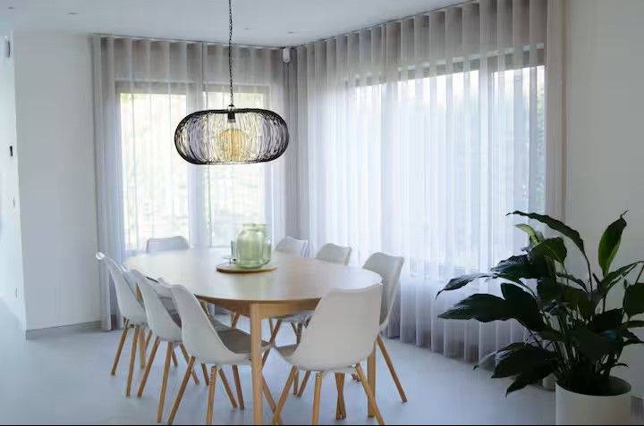Stijlvolle eetkamer in Ten Huyze Bucholt, een vakantiehuis in Bocholt, Limburg, Belgie met moderne inrichting en veel natuurlijk licht.