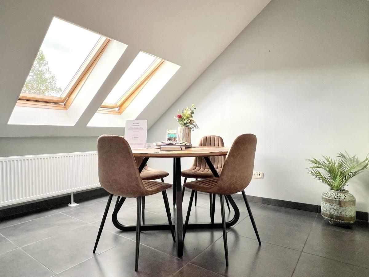 Gezellige eetruimte in 't Vennehuisje, vakantiehuis in Genk, Limburg, Belgie, met veel daglicht en moderne inrichting.