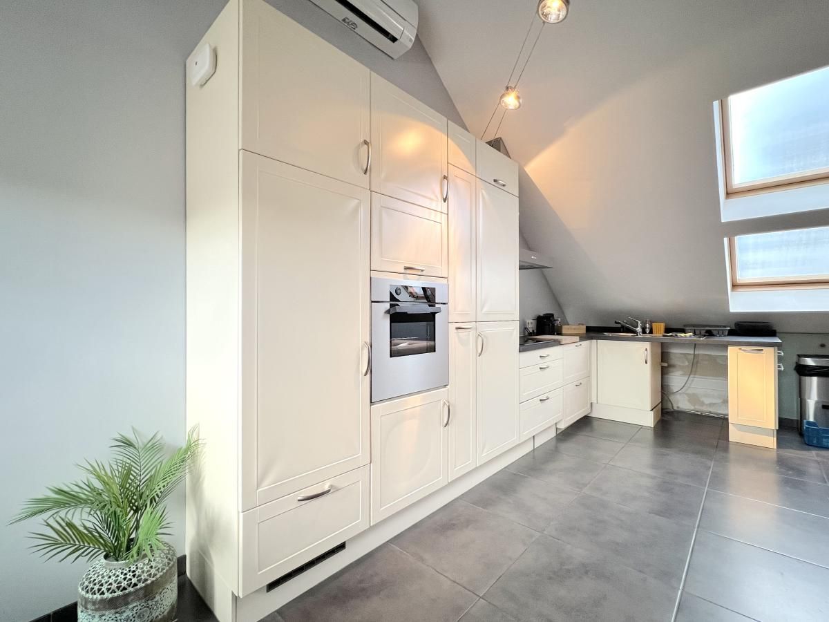 Moderne keuken in 't Vennehuisje, vakantiehuis in Genk, Limburg, Belgie met lichte kastdeuren en dakramen voor natuurlijk licht.