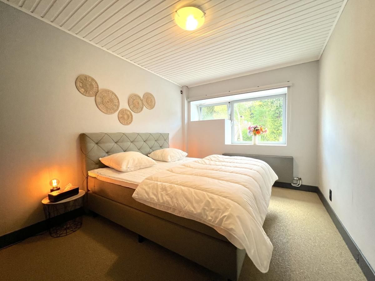 Moderne badkamer van t Vennehuisje, vakantiehuis in Genk, Limburg, Belgie, met ruime douche en stijlvolle inrichting.