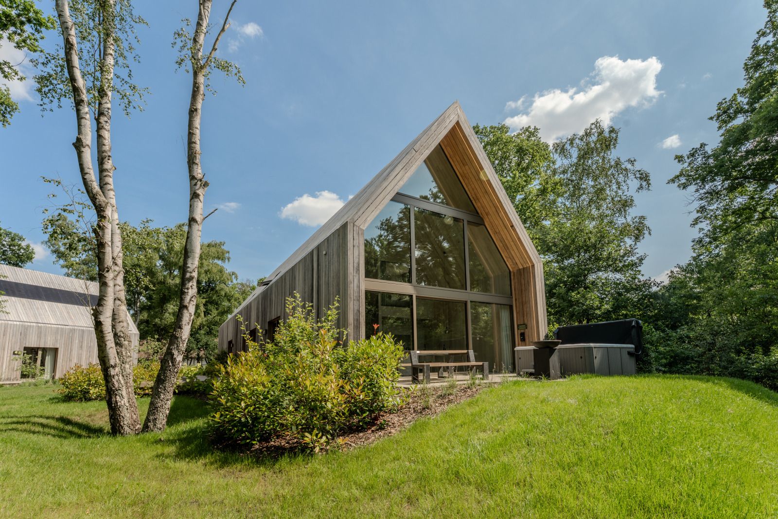 Lodge with Jacuzzi in Heusden-Zolder, Limburg, Belgium, surrounded by nature with modern wooden design and spacious garden.
