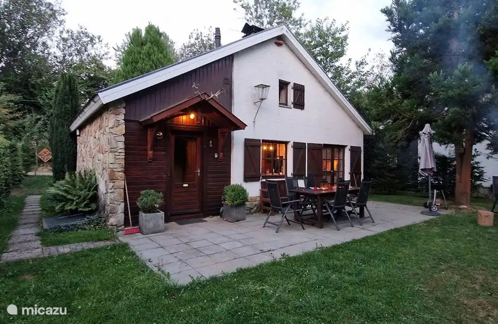 Chalet Pont du Waud, ein charmantes Ferienhaus in Waimes in den Ardennen mit einer gemuetlichen Terrasse und einer gruenen Umgebung.