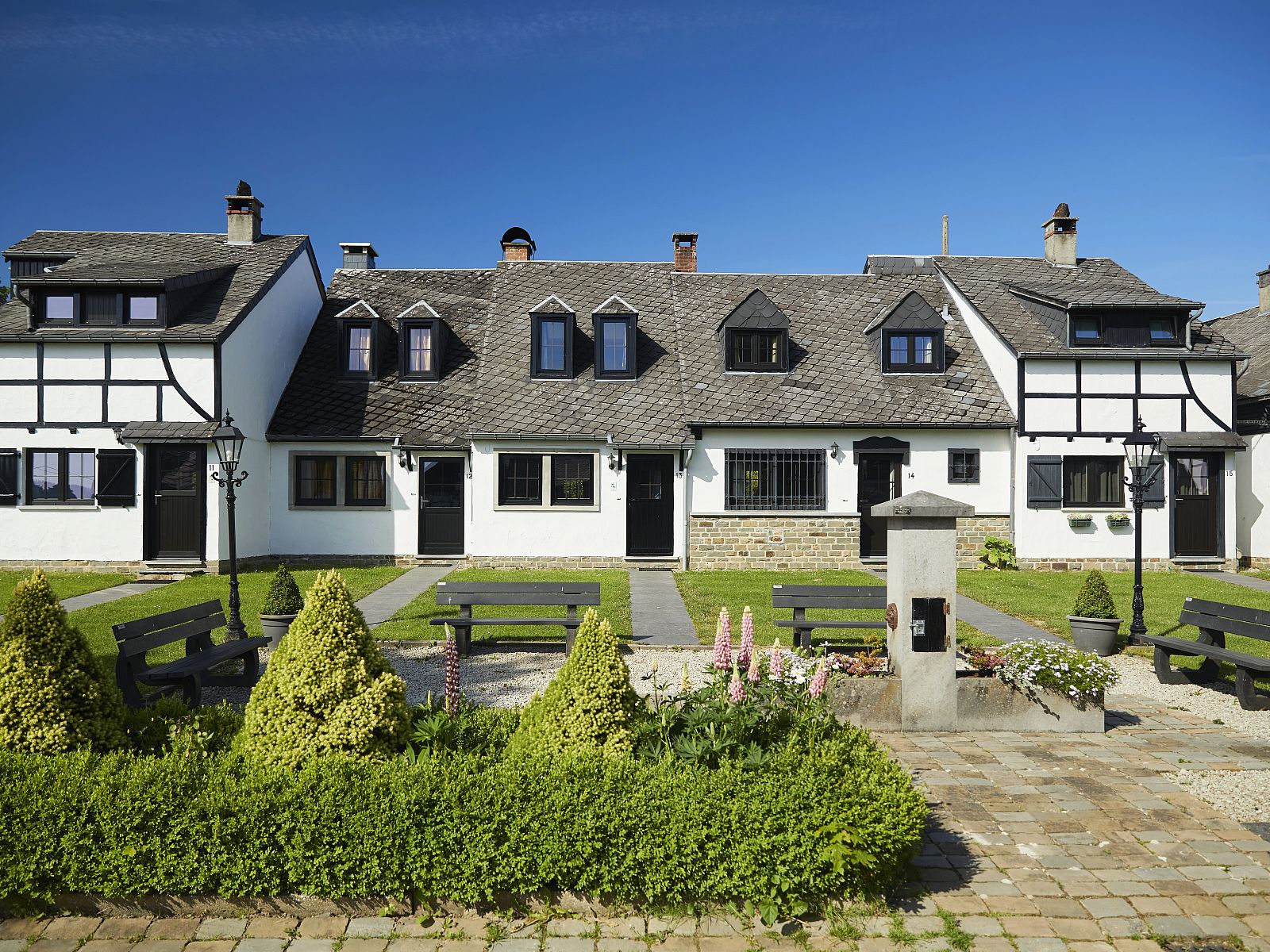 Gezellige woonkamer in Village les Gottales 6-persoons bungalow, Trois-Ponts, Ardennen, met houten balken en knusse open haard.