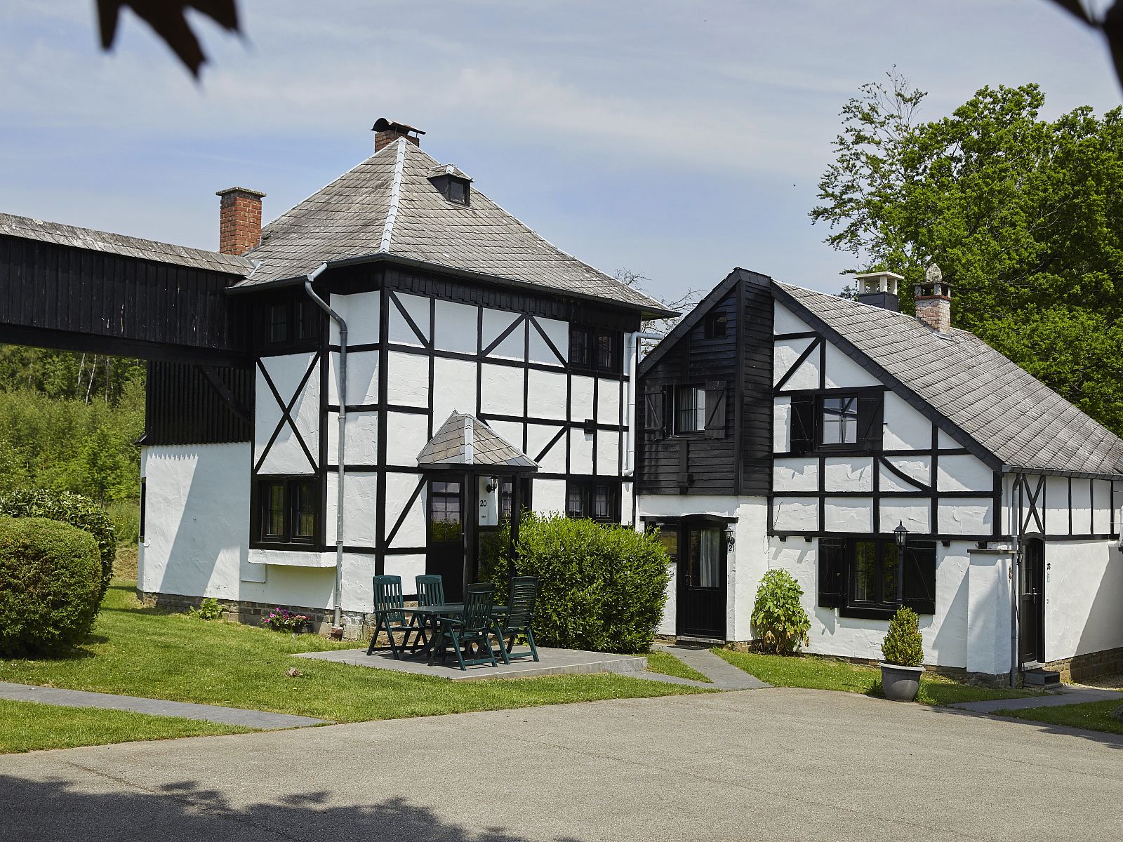 Gezellige eetruimte in Village les Gottales, 6-persoons bungalow in Trois-Ponts, Ardennen, met houten balken en uitzicht op de natuur.