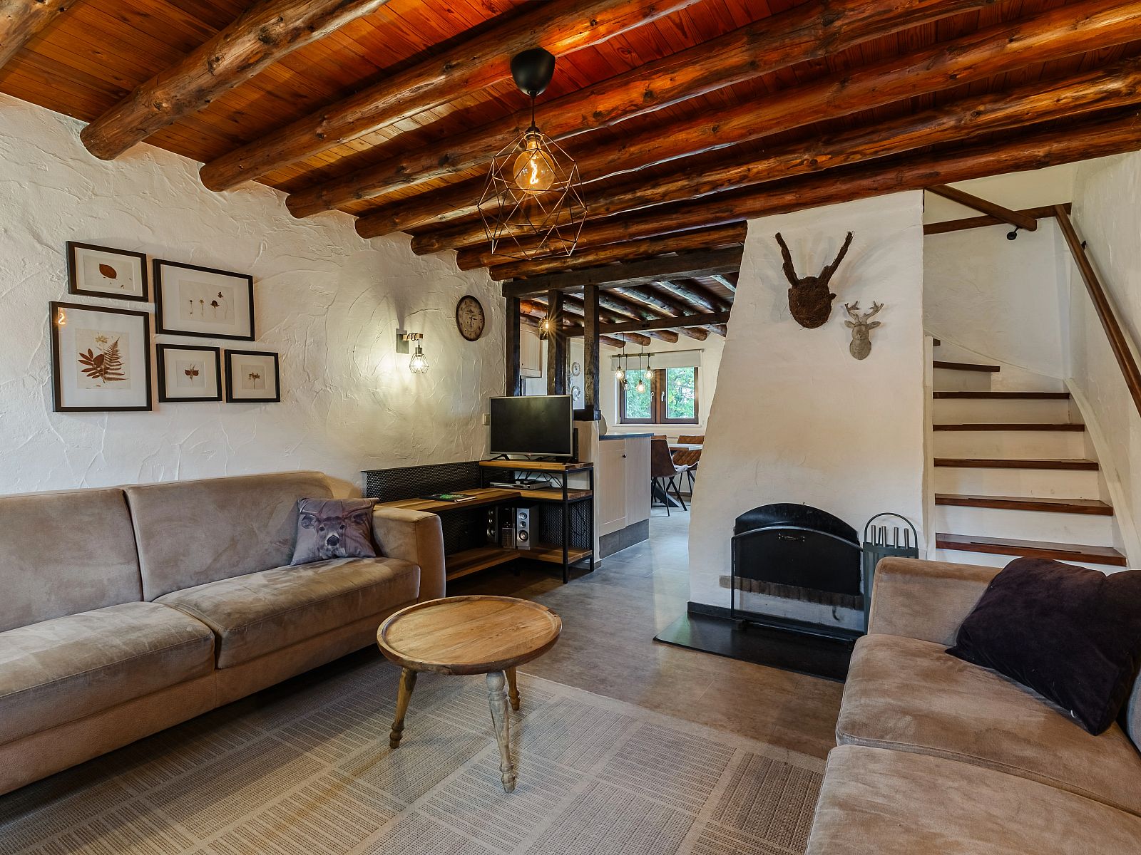 Gezellige woonkamer in Village les Gottales 6-persoons bungalow, Trois-Ponts, Ardennen, met houten balken en comfortabele banken.