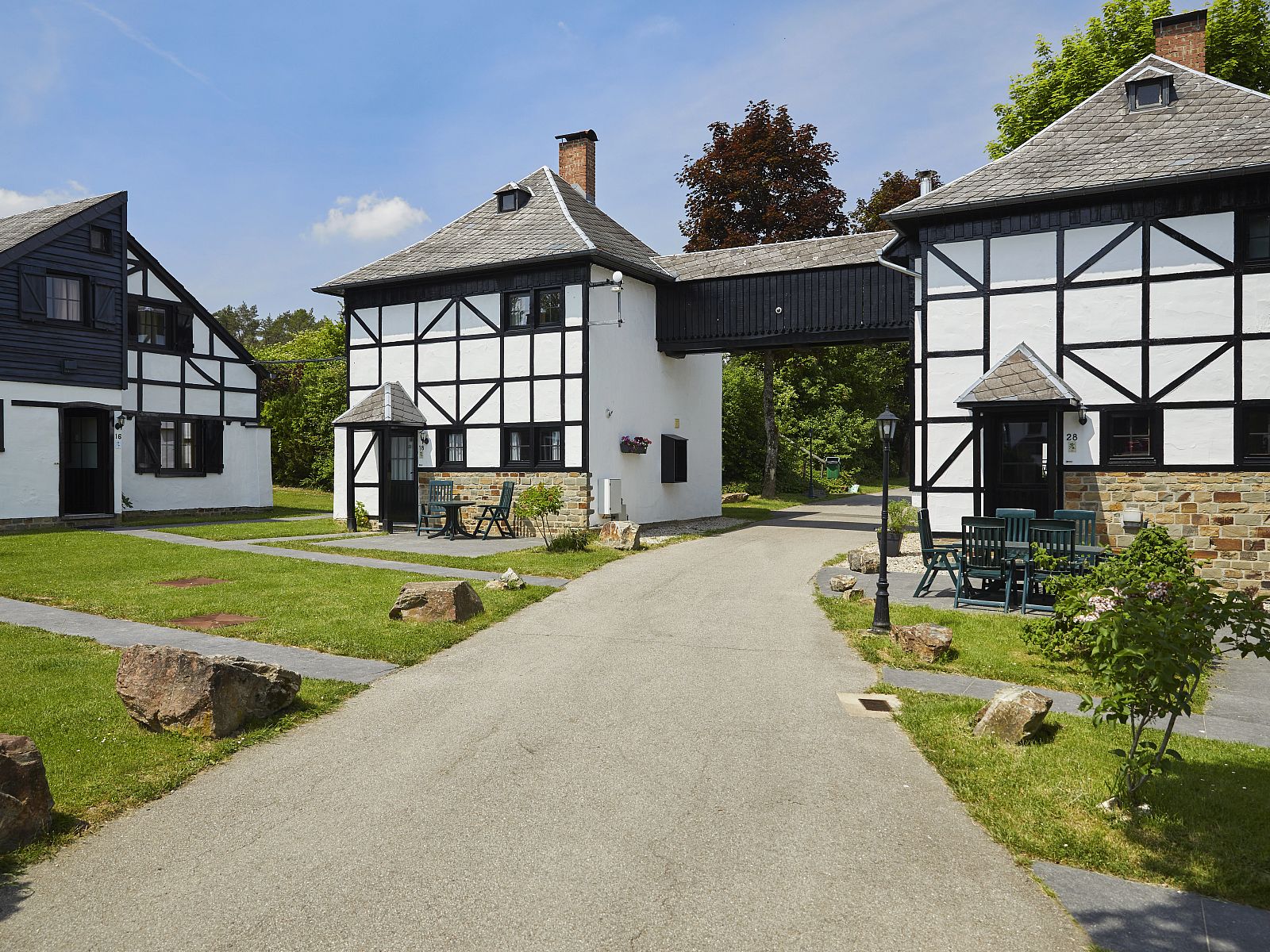 Das Village les Gottales in Trois-Ponts in den Ardennen bietet einen charmanten Turmbungalow fuer vier Personen in malerischer Umgebung und mit authentischer Architektur.