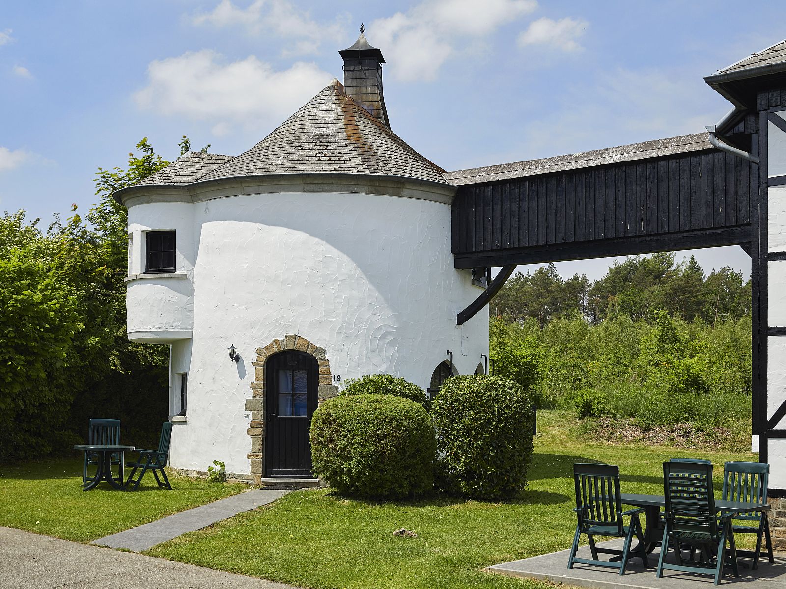 Village les Gottales | Turm fuer 2 Personen | 2AT in Trois-Ponts, Ardennen, bietet eine charmante Unterkunft in einem Turm, umgeben von gruener Natur.