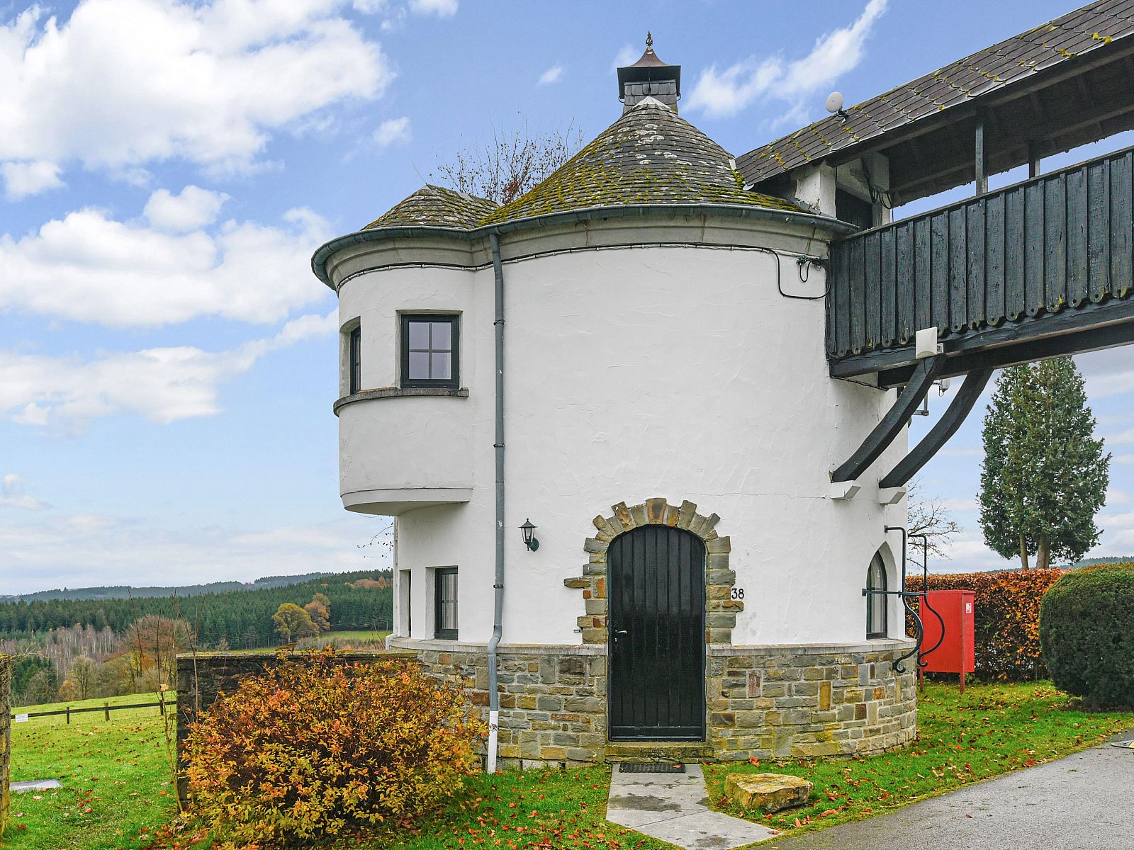 Village les Gottales - 2-Personen-Turm in Trois-Ponts, Ardennen, Belgien, mit Blick auf gruene Huegel und charmanter Steinarchitektur.