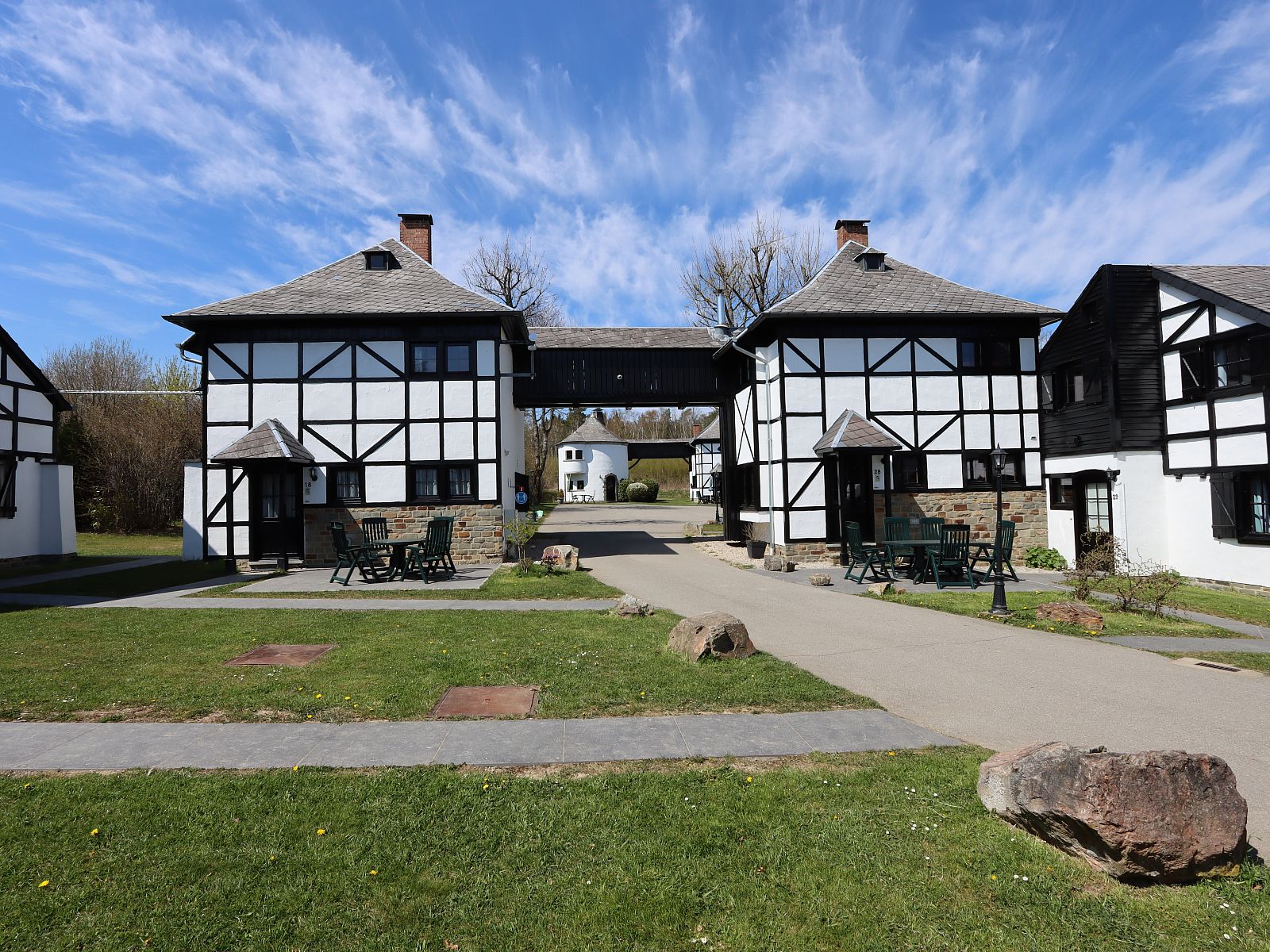 Village les Gottales | Turmhaus fuer 6 Personen in den Ardennen, Luettich. Ferienhaus mit charmanter Architektur im malerischen Trois-Ponts, Belgien.