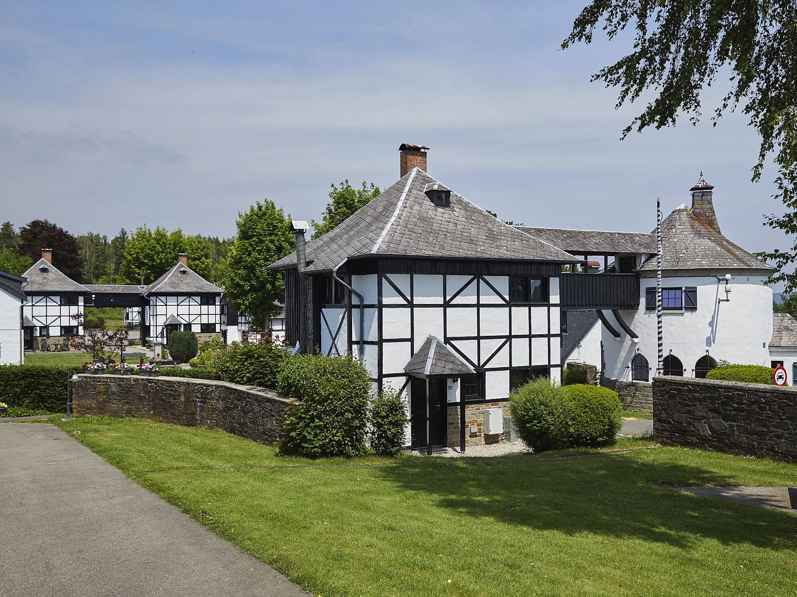 Das Village les Gottales in Trois-Ponts in den Ardennen bietet einen Turmbungalow fuer 6 Personen, umgeben von gruener Natur und charmanter Architektur.