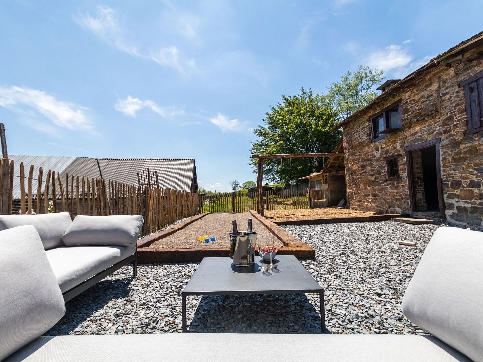 Geniet van de rustieke charme van Vakantiehuis Landhaus mit Jacuzzi in La Gleize, Ardennen, met een uitnodigend terras en landelijke omgeving.