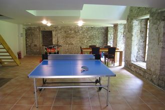 Recreatieruimte met tafeltennis in Maison Polleur, vakantiehuis in de Ardennen, ideaal voor vermaak.