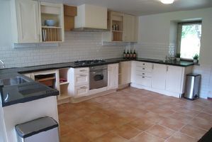 Ruime keuken in Maison Polleur, vakantiehuis in Polleur, Ardennen, compleet uitgerust voor culinaire avonturen.
