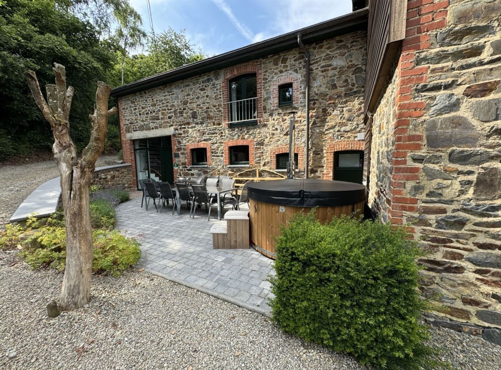 Gezellig terras met hot tub bij vakantiehuis ARD162 in Stavelot, Ardennen, Belgie.