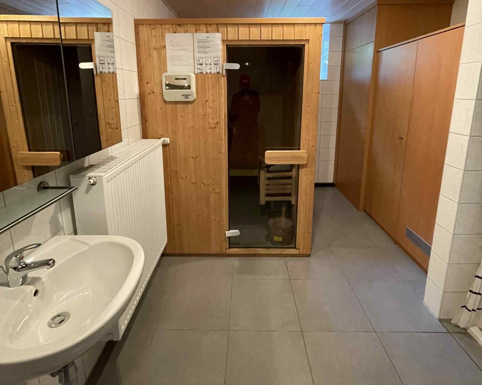 Moderne badkamer met douche in vakantiehuis ARD162 in Stavelot, Ardennen, Belgie.