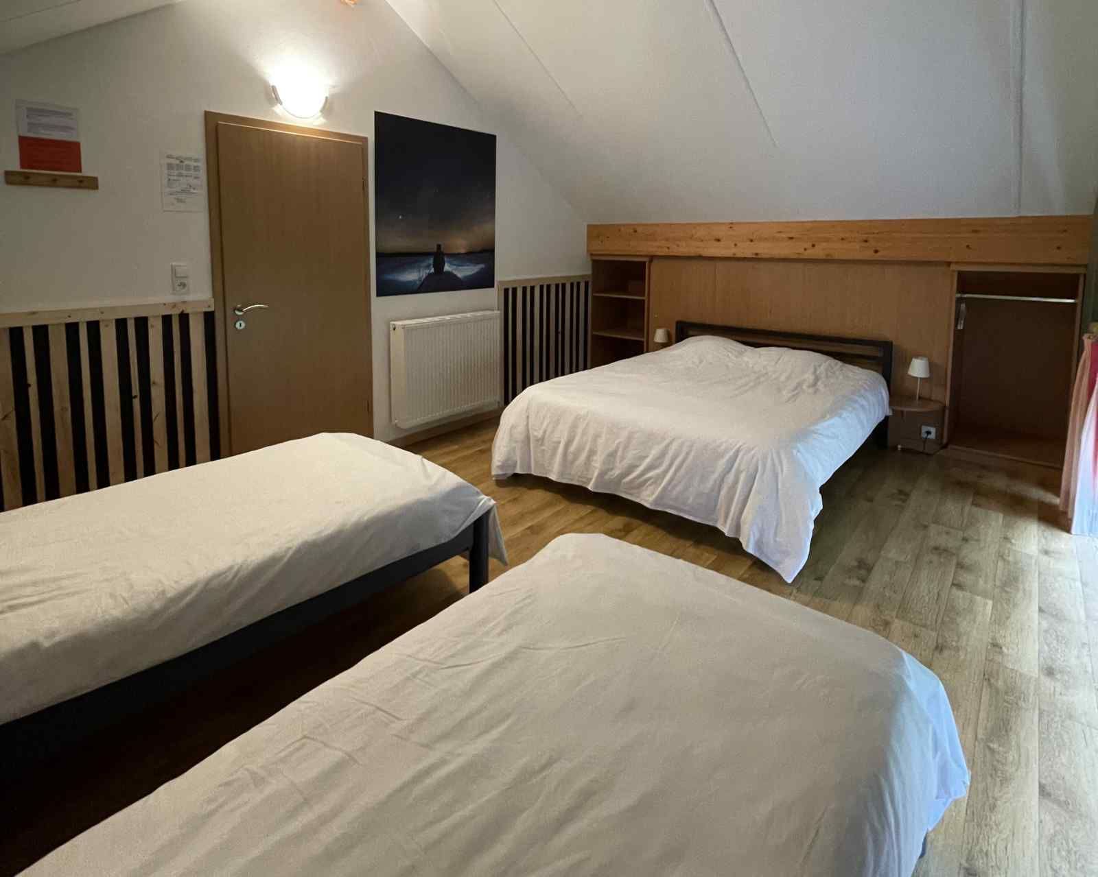 Comfortabele slaapkamer in vakantiehuis ARD162, Stavelot, Ardennen, Belgie met uitzicht op de natuur.