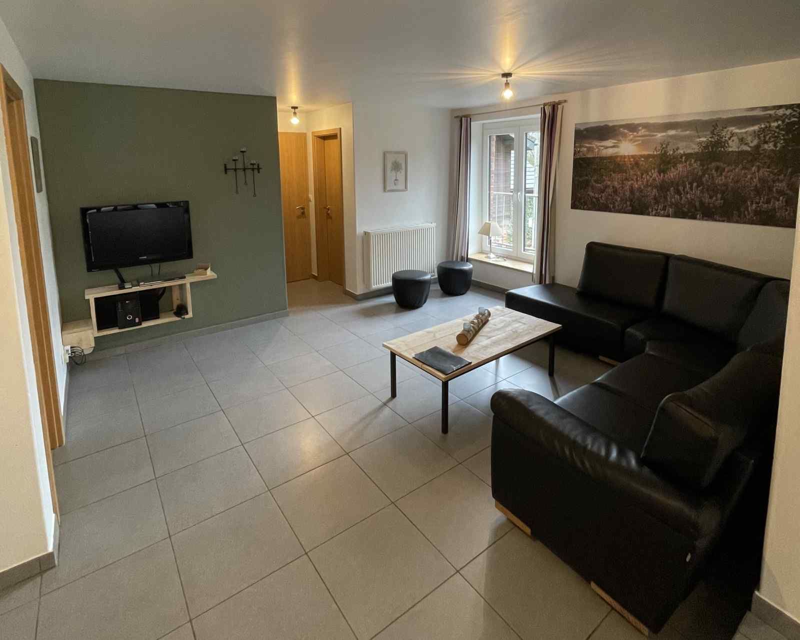 Trap met natuurkunst in vakantiehuis ARD162, Stavelot, Ardennen, Belgie.