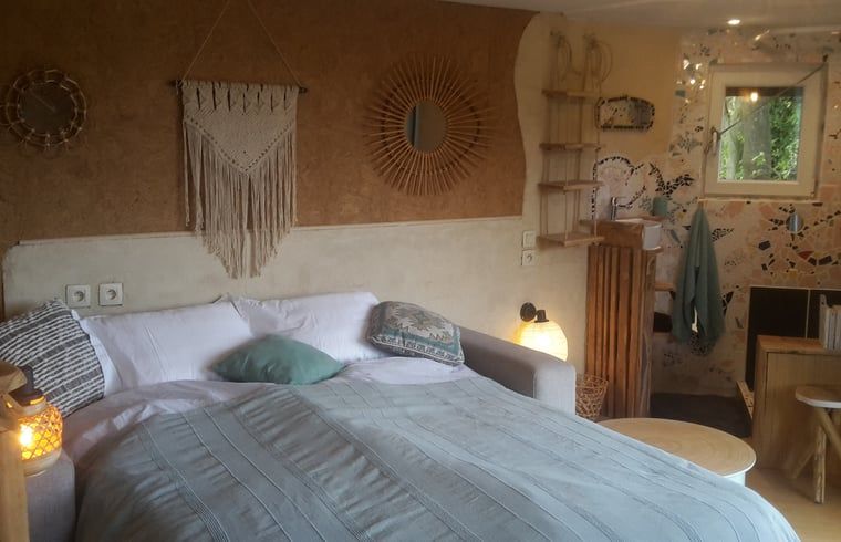 Gemuetliches Schlafzimmer im Ferienhaus in Comblain au Pont, Ardennen, Belgien mit rustikaler Einrichtung und natuerlichen Materialien.