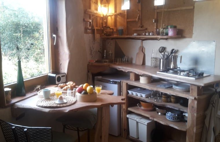 Gemuetliche Kueche im Ferienhaus in Comblain au Pont, Ardennen. Hoelzerne Einrichtung mit Blick auf die Natur in Comblain-au-Pont, Luettich, Belgien.