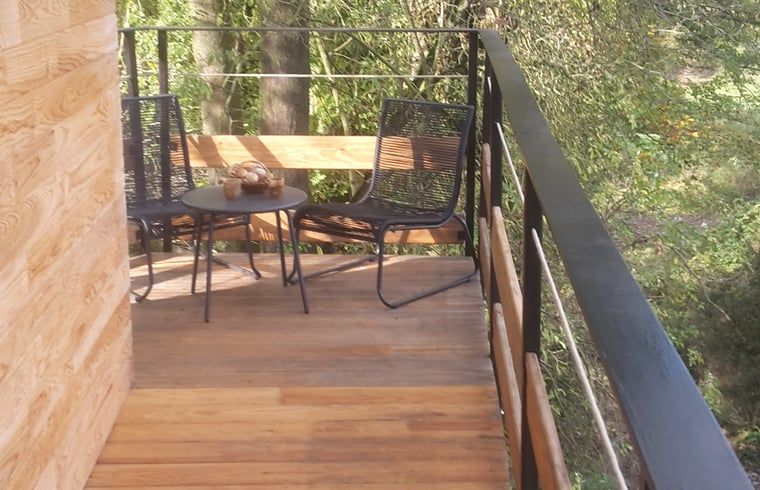 Geniessen Sie die Terrasse des Ferienhauses in Comblain au Pont, gelegen in den gruenen Ardennen, Luettich, Belgien.