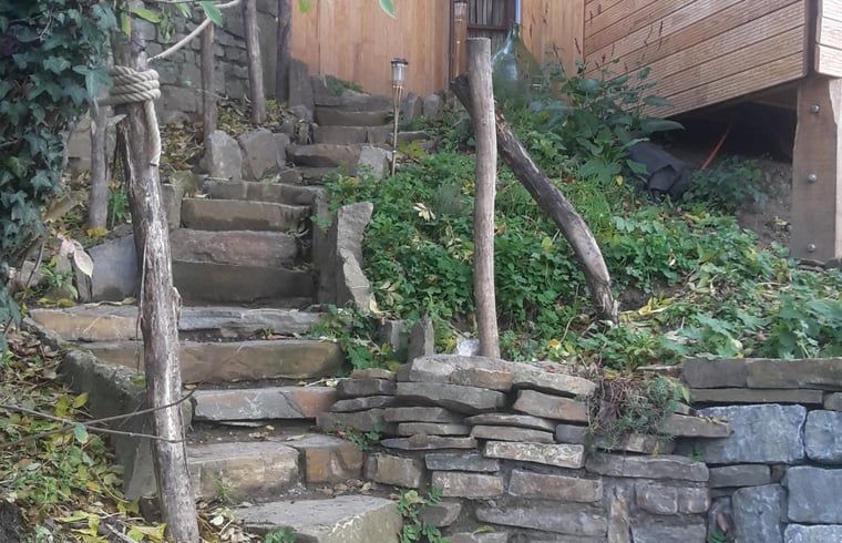 Rustikaler Weg zum Ferienhaus in Comblain au Pont, ein charmantes Ferienhaus in den Ardennen, Luettich, Belgien, umgeben von Natur.