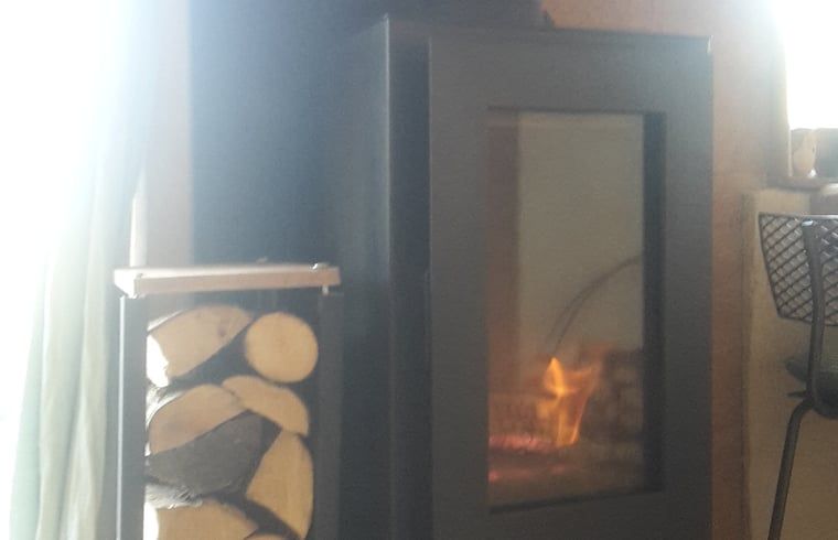 Gemuetlicher Kamin im Ferienhaus in Comblain au Pont, stimmungsvoller Aufenthalt in den Ardennen, Luettich, Belgien.