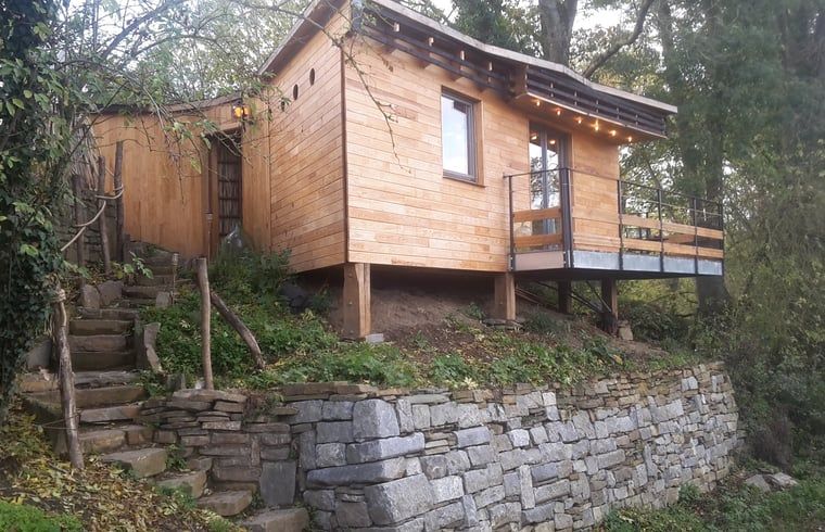 Ferienhaus in Comblain au Pont, einer charmanten Holzresidenz in den Ardennen, Luettich, mit einer einladenden Terrasse und schoener Natur.