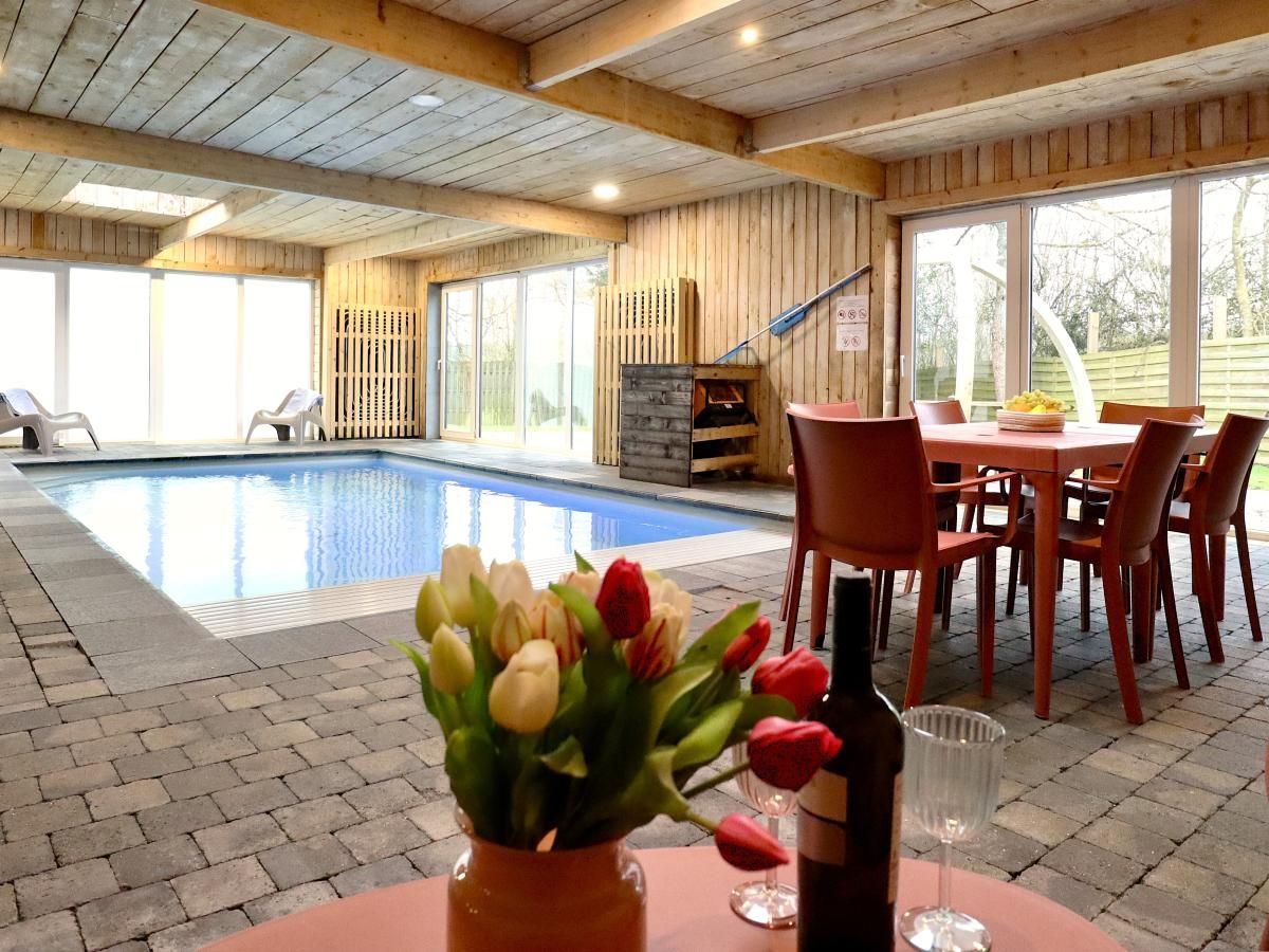 Geniet van het binnenzwembad in vakantiehuis Annexe in Sourbrodt, Ardennen, Belgie. Perfect voor ontspanning in een natuurlijke omgeving.