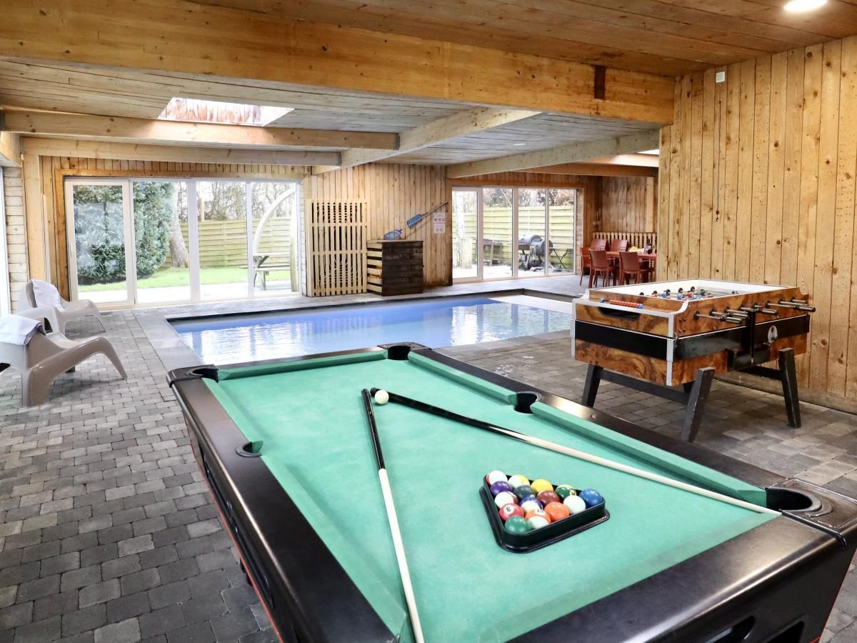 Ontspannende recreatieruimte in vakantiehuis Annexe, Sourbrodt, Ardennen, met zwembad en biljarttafel, ideaal voor ontspanning en plezier.