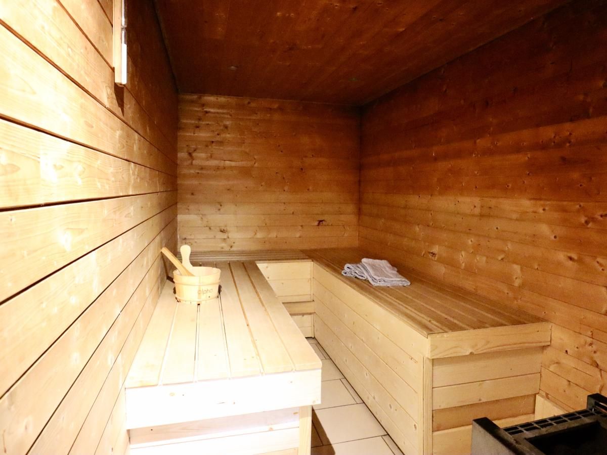 Ontspan in de luxe sauna van vakantiehuis Annexe in Sourbrodt, Ardennen, Belgie voor een rustgevende ervaring in de natuur.