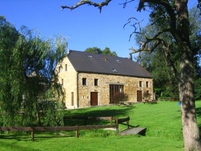 Gites d'Ogne vakantiehuis in Sprimont-Ogne, Ardennen, Belgie met prachtige stenen gevel en weelderige groene omgeving.