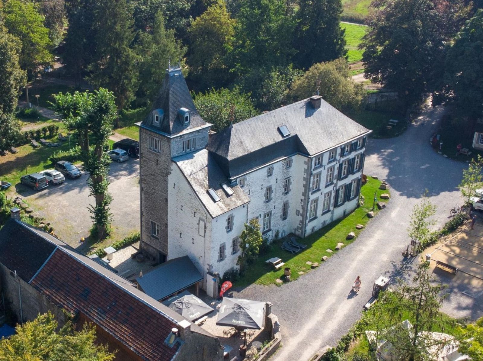 Ferienhaus ARD198 in Aywaille, Ardennen, Belgien, umgeben von ueppiger Natur und einem charmanten Innenhof.