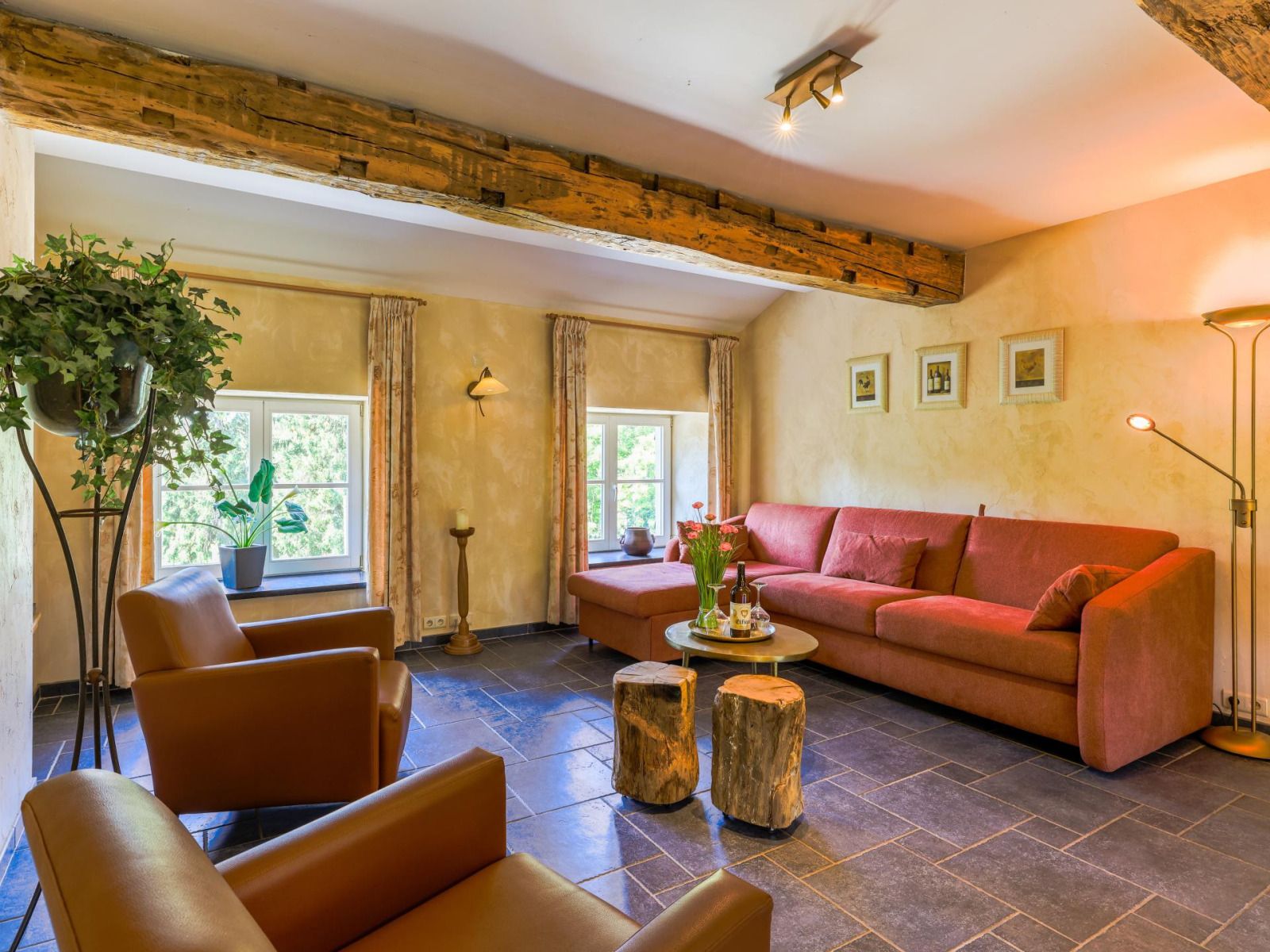 Gemuetliches Schlafzimmer im Ferienhaus ARD198, Aywaille, Ardennen, Belgien, mit rustikalen Holzbalken und viel Tageslicht.