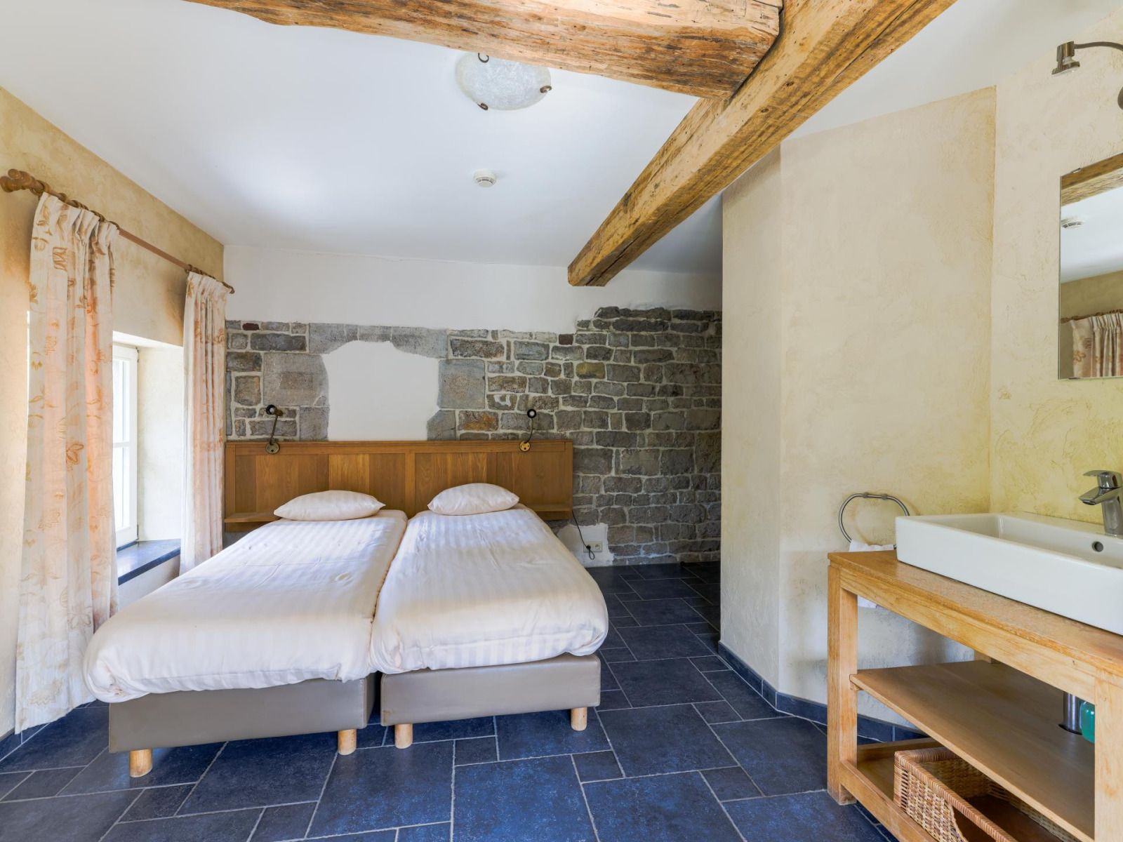 Gemuetliche Essecke im Ferienhaus ARD198, Aywaille, Ardennen, mit Holzbalken und moderner Kueche, ideal fuer einen entspannten Aufenthalt.