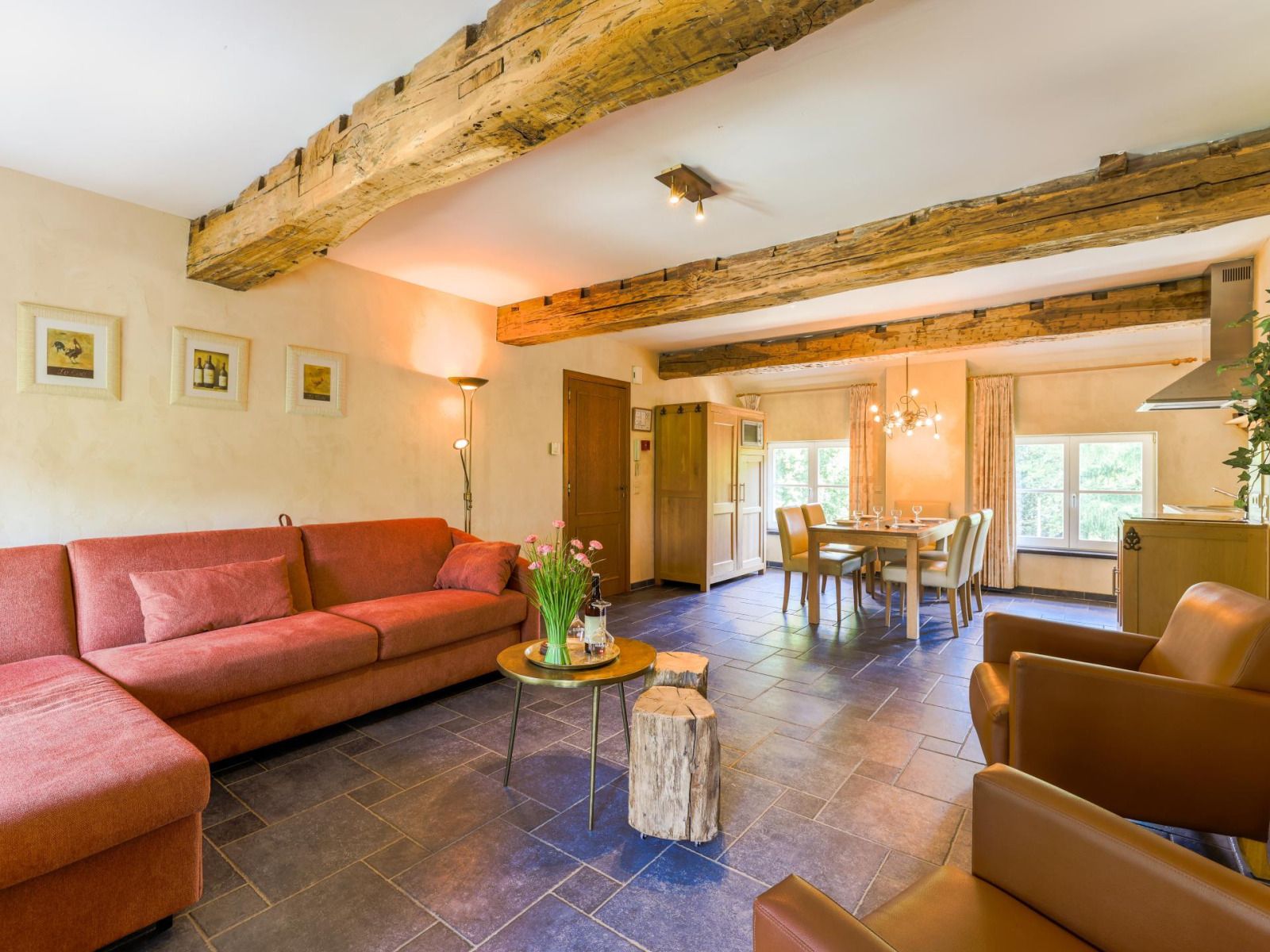 Gemuetliche Essecke im Ferienhaus ARD198, Aywaille, Ardennen, mit Holzbalken und moderner Kueche.
